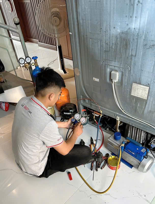 Kỹ thuật viên sửa chữa tủ lạnh LG chuyên nghiệp